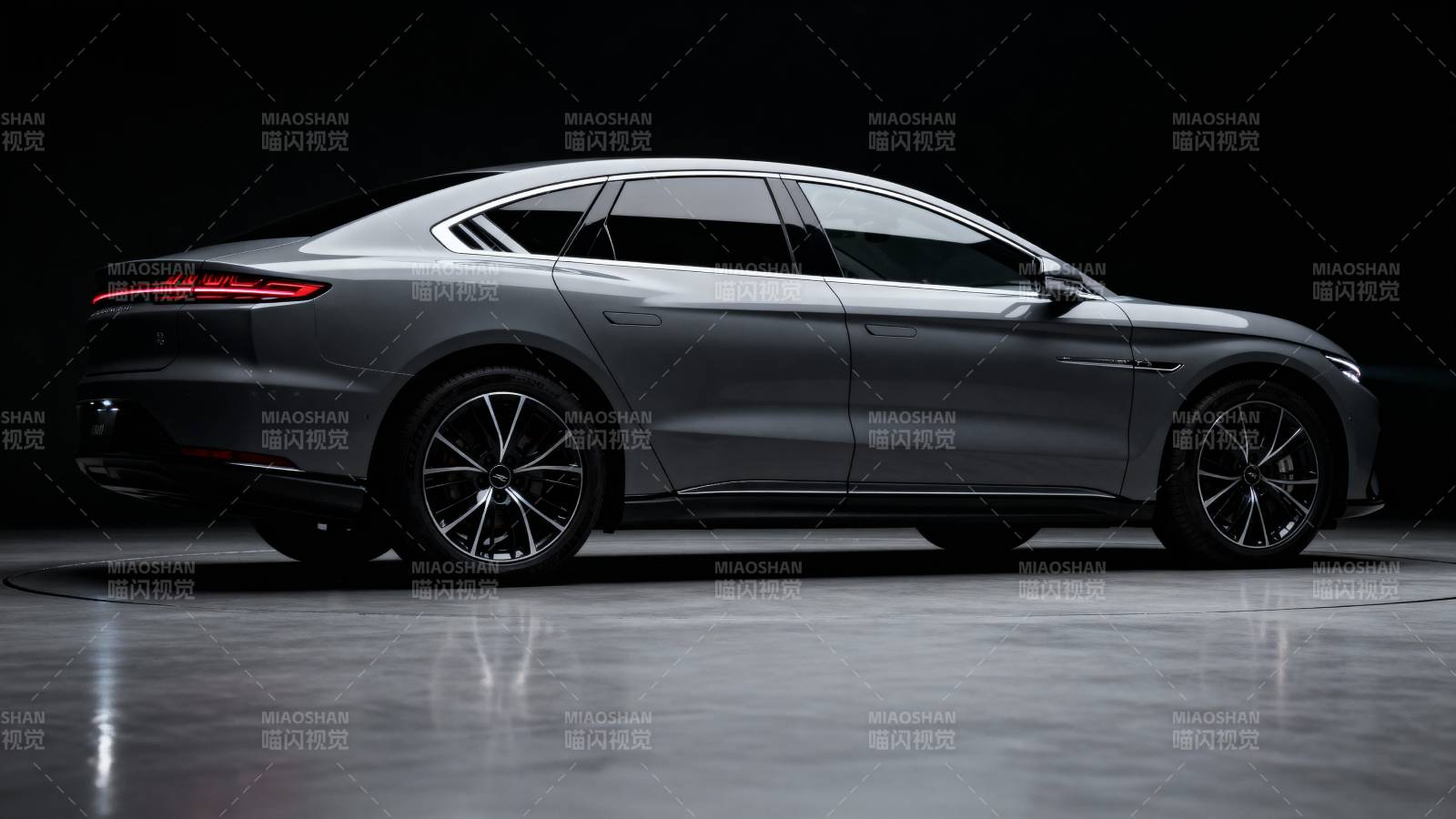 优雅灰色轿车侧影图片