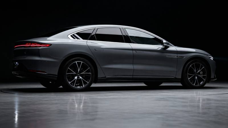 优雅灰色轿车侧影图片