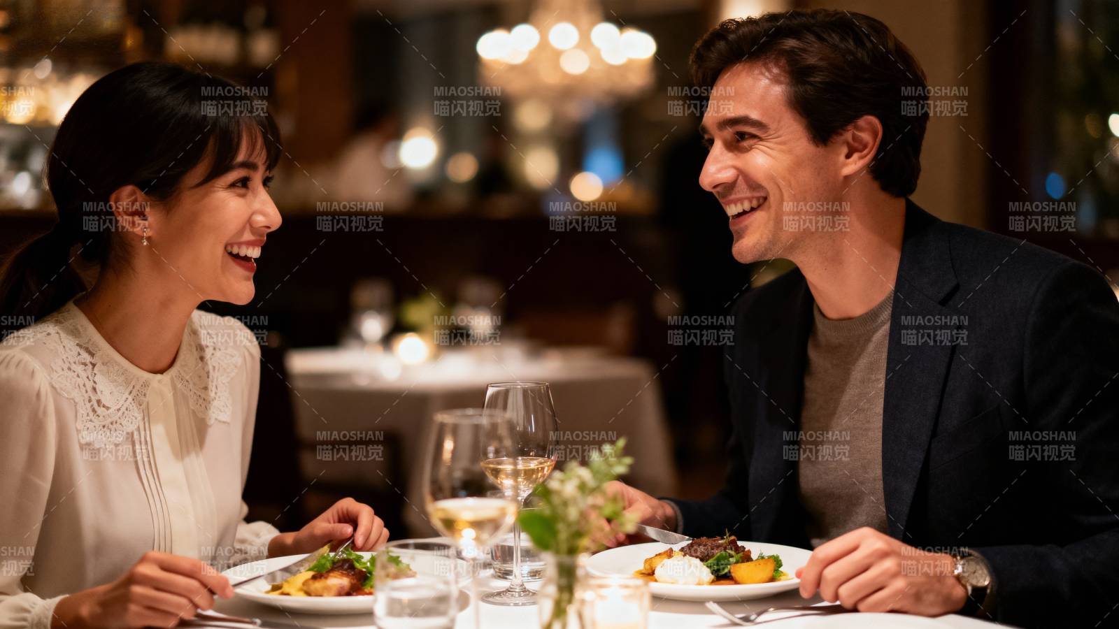 浪漫晚餐 甜蜜对视图片