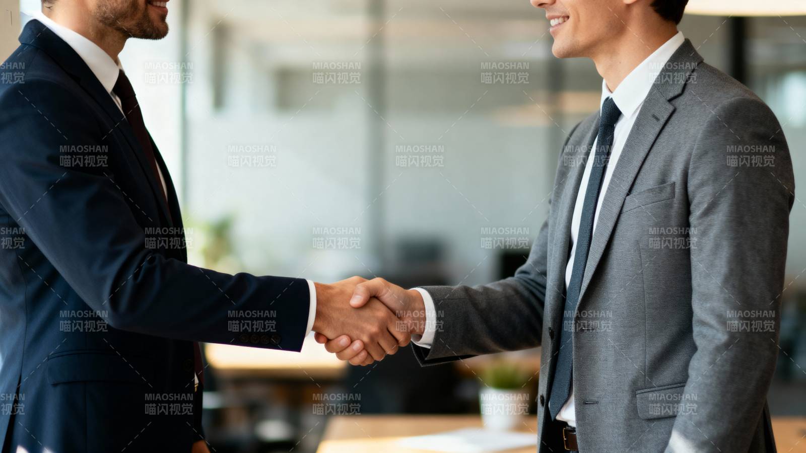 商务握手合作瞬间图片