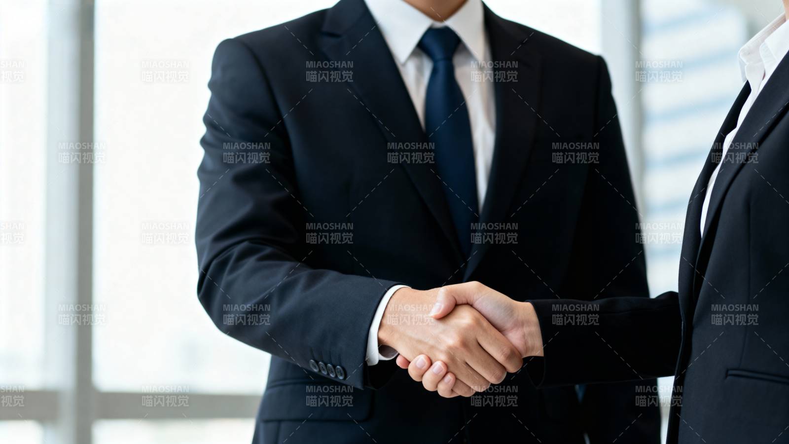 商务握手合作图片