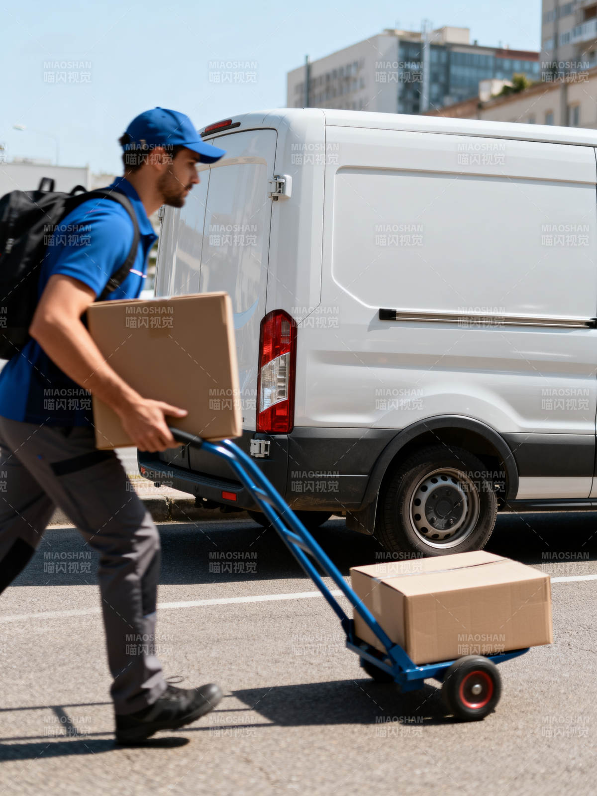 快递员搬运包裹图片