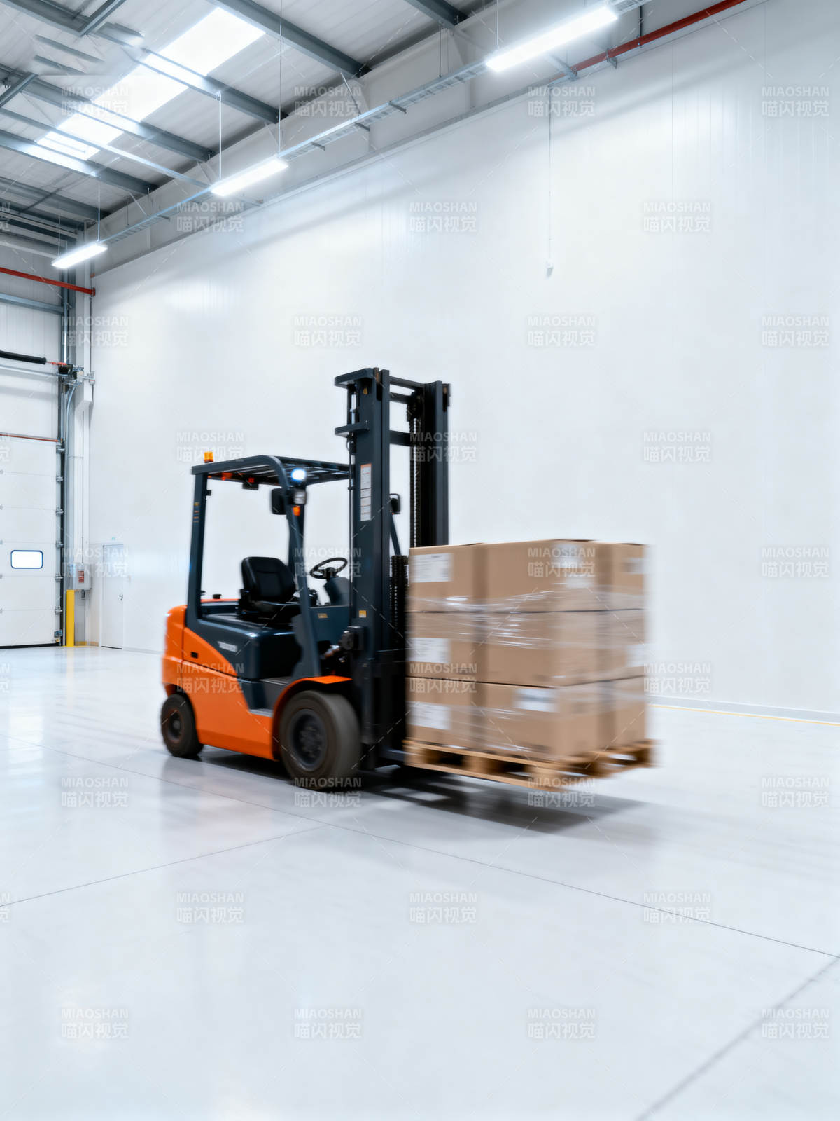 叉车搬运货物图片