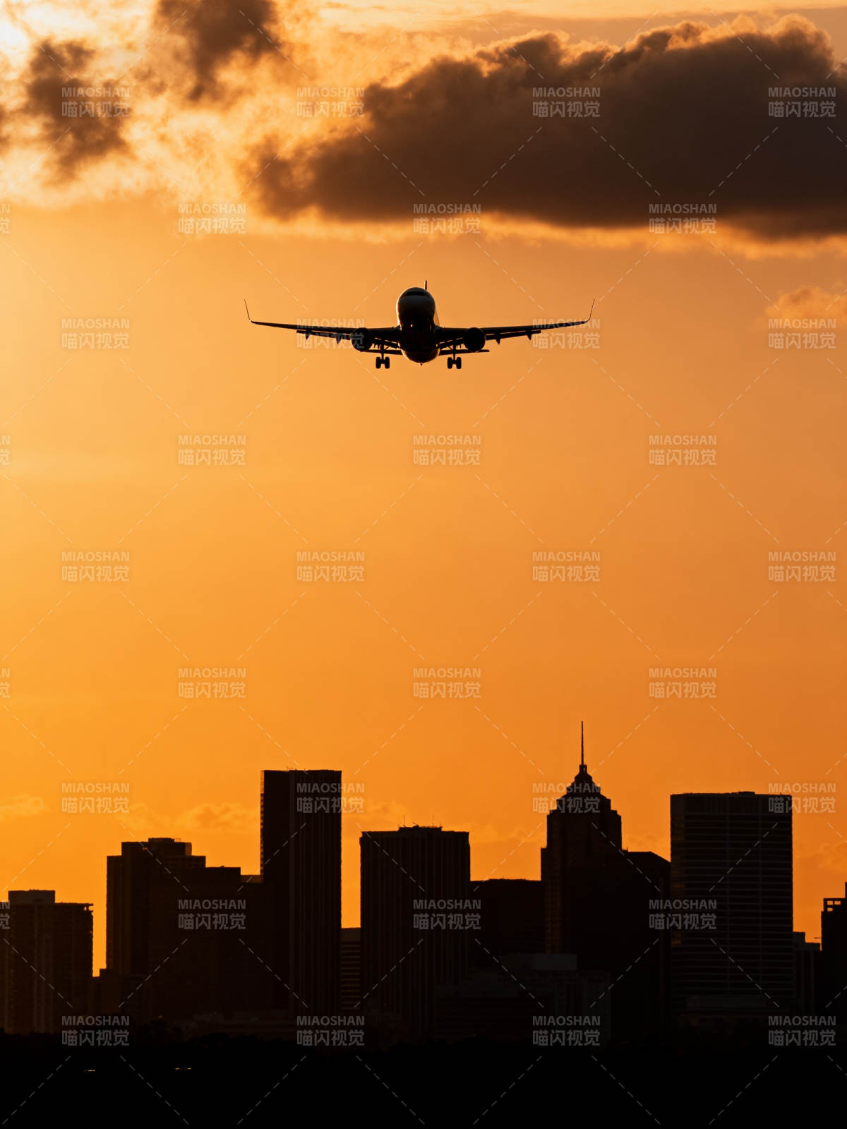 夕阳下的城市航迹图片