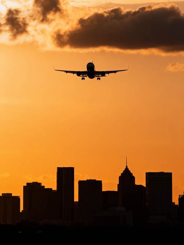 夕阳下的城市航迹图片