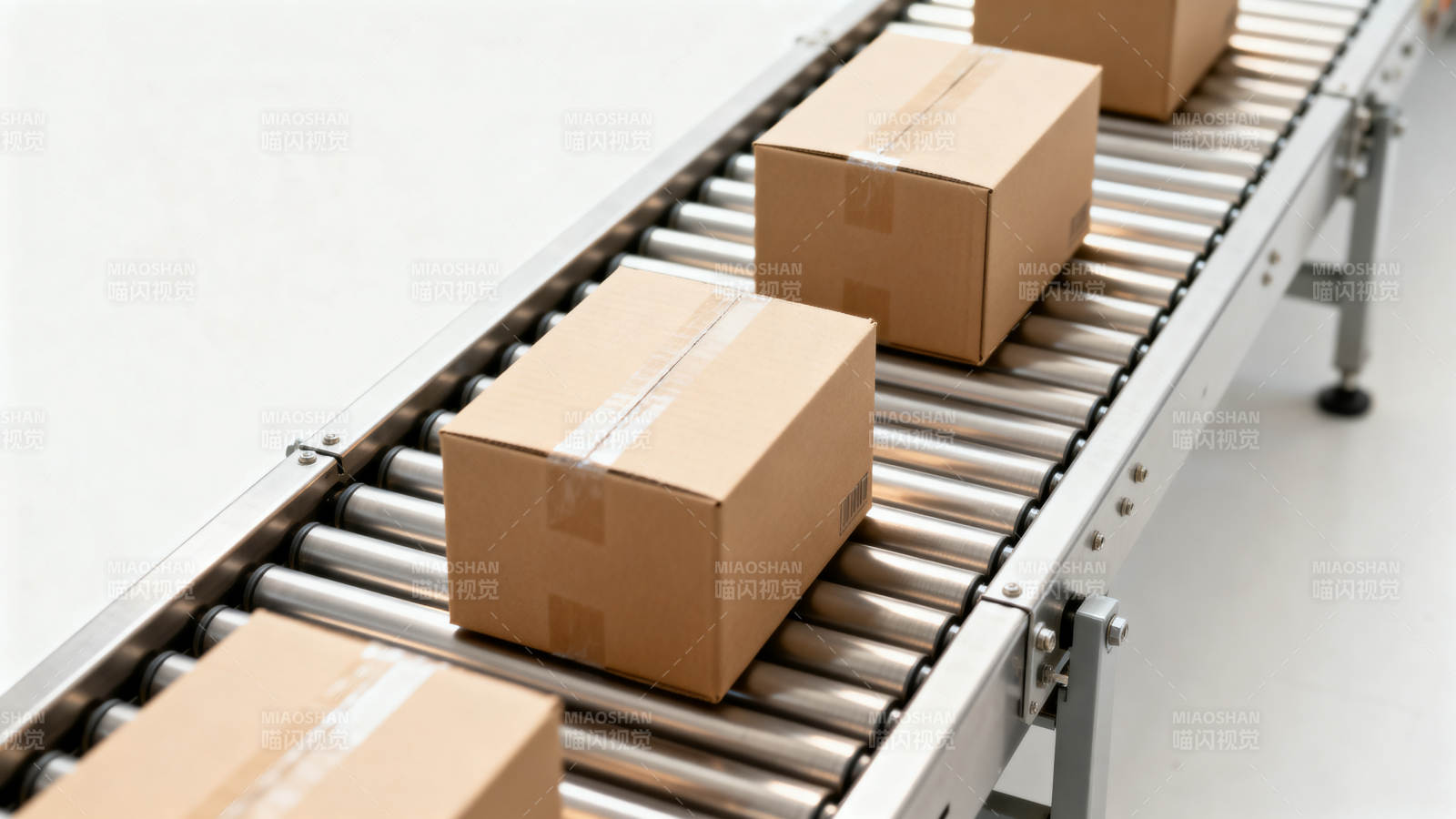 传送带上的纸箱图片