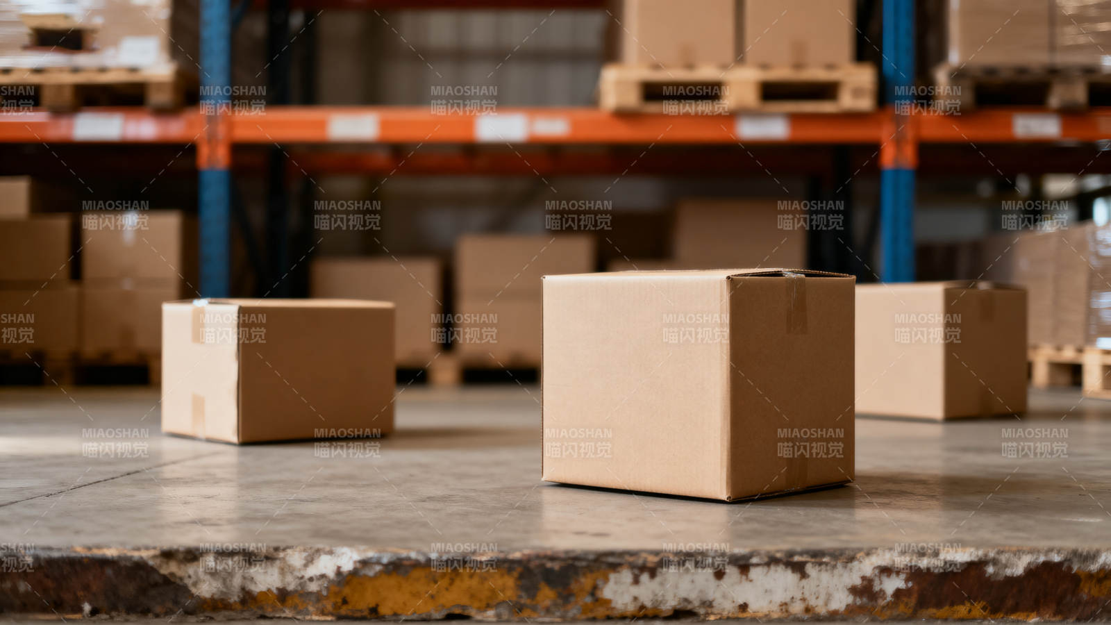 仓库中的纸箱图片