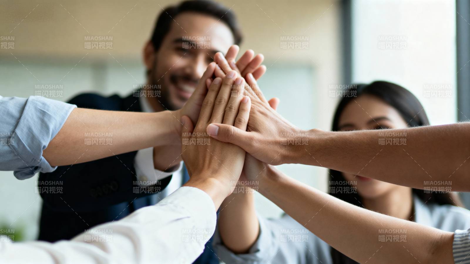 团队协作 携手共进图片