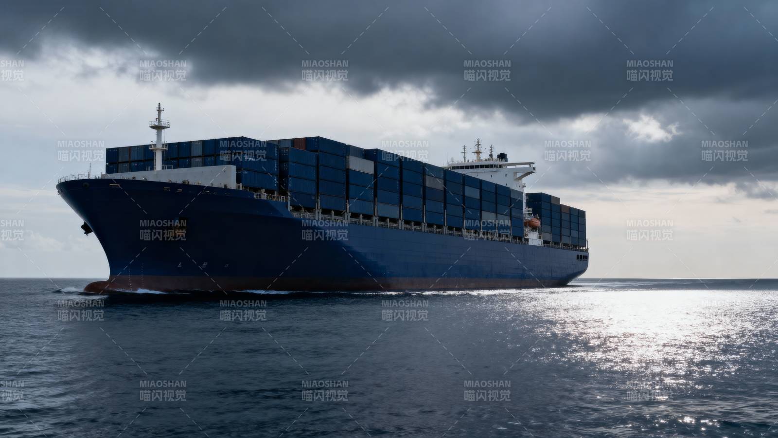 巨轮破浪前行图片