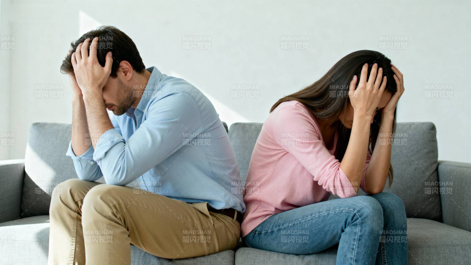 夫妻争吵 情绪低落图片