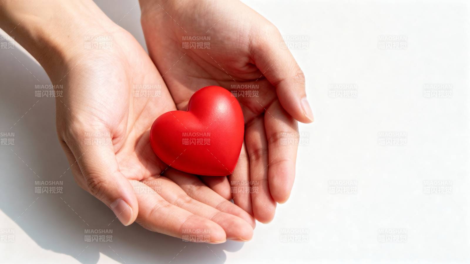 双手捧着红心图片
