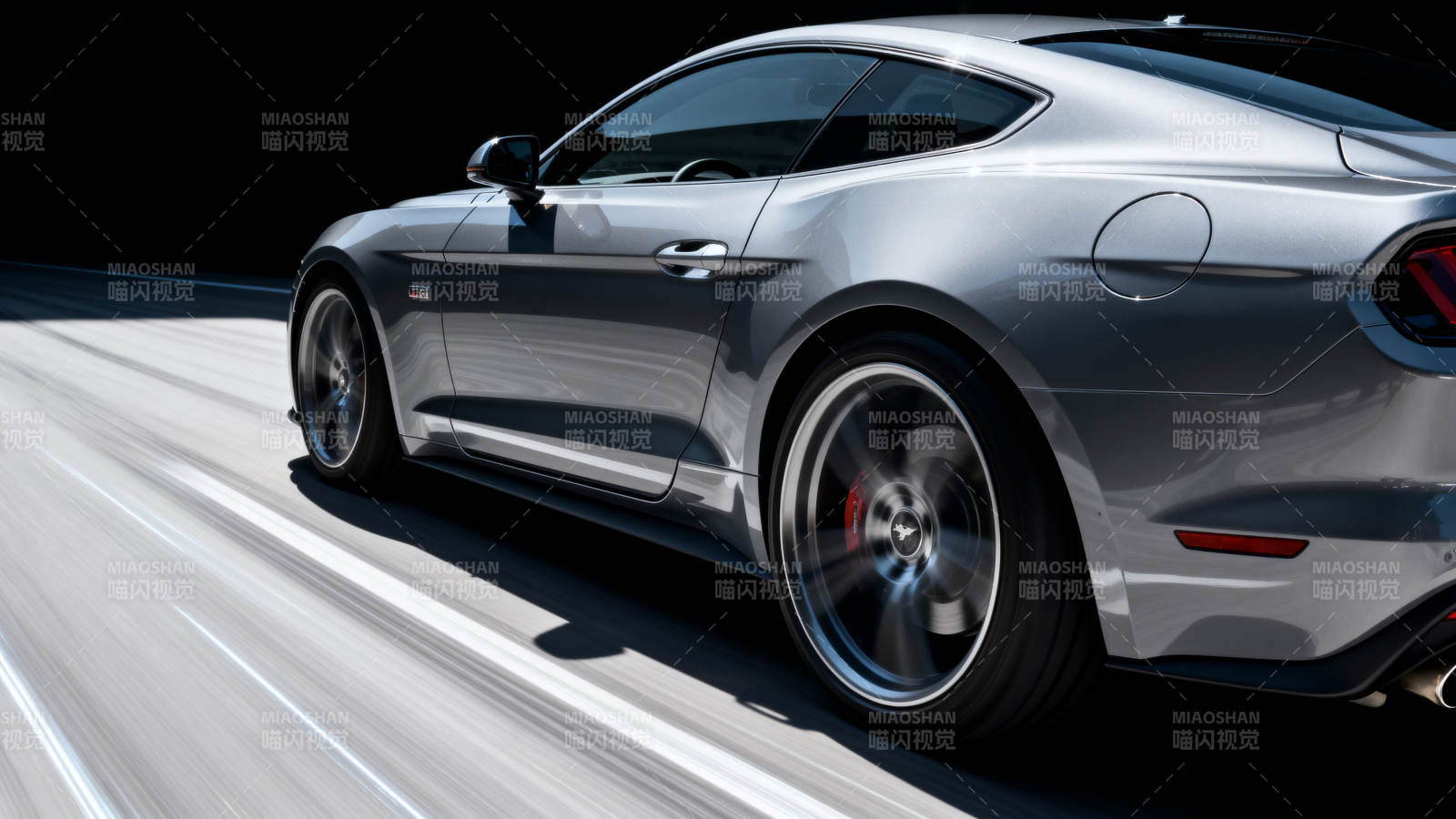 银色跑车疾驰路面上图片