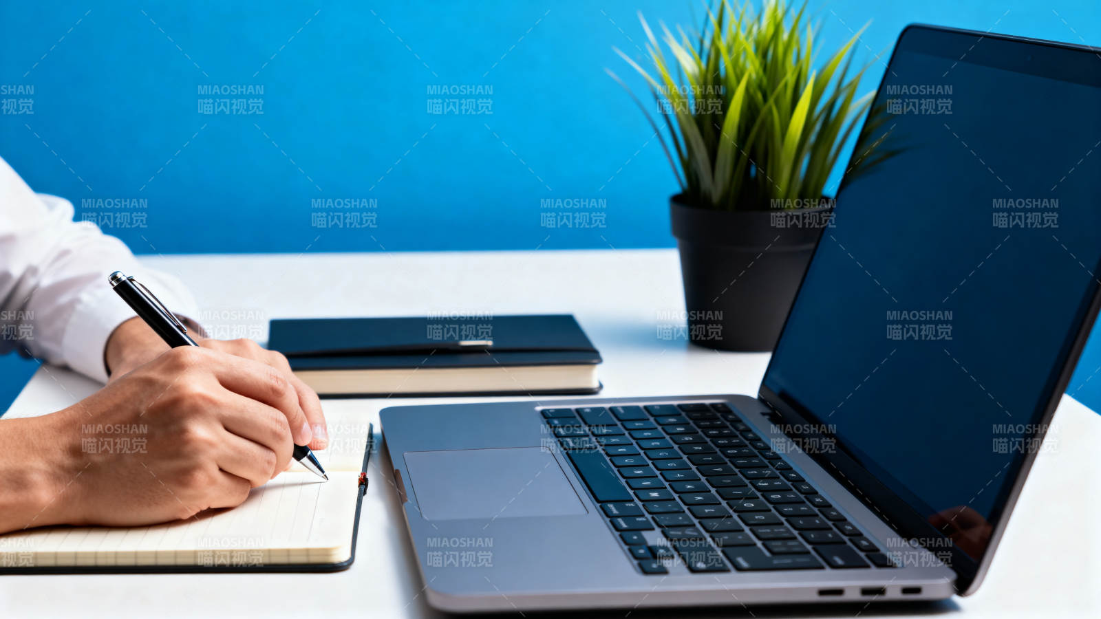 办公桌前专注工作图片