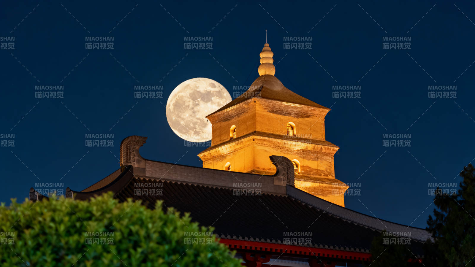 月照古塔夜景图片