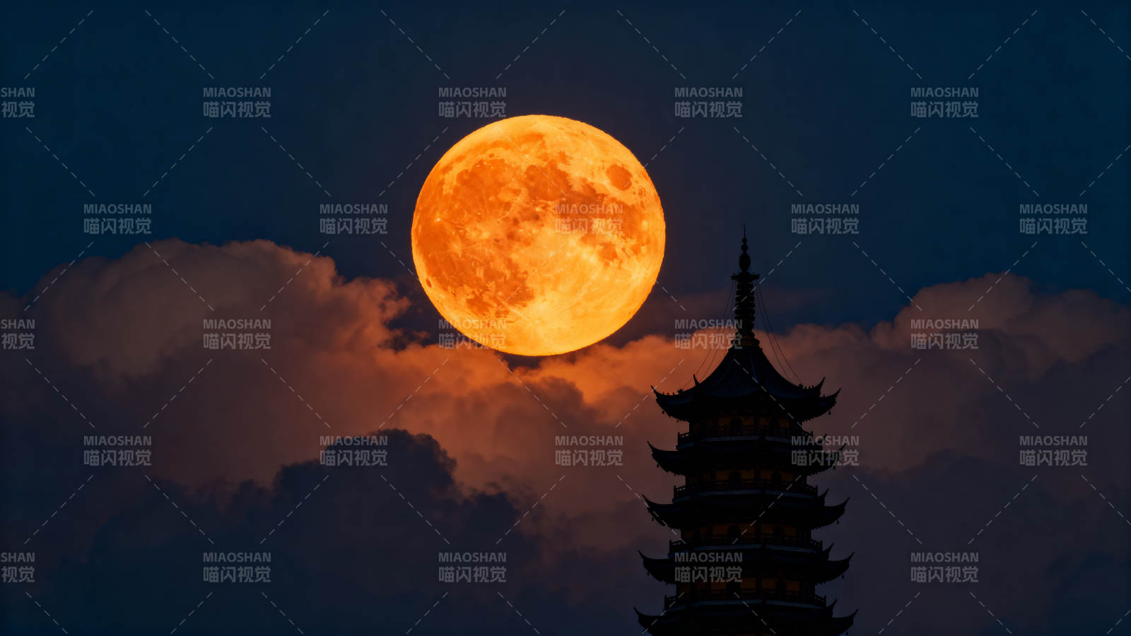 明月映古塔图片