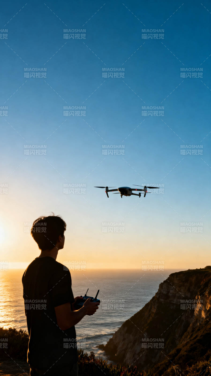日落操控无人机图片