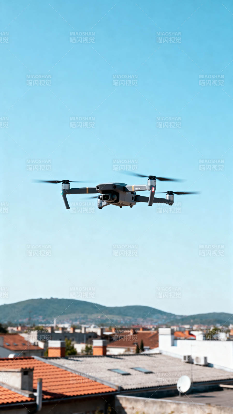 无人机翱翔蓝天图片