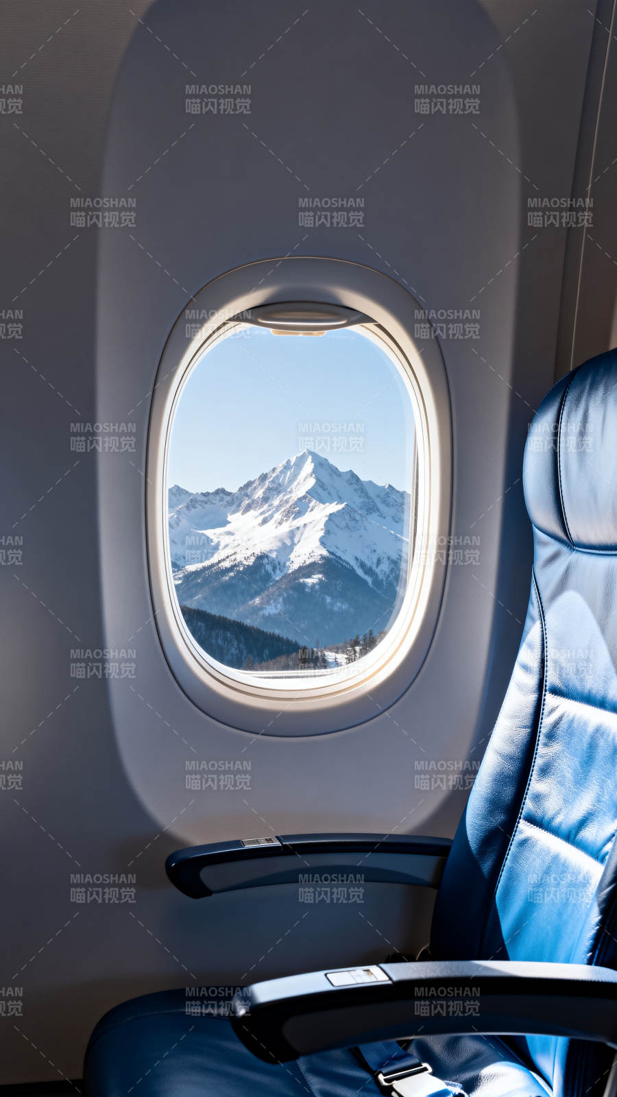 雪山窗外景图片