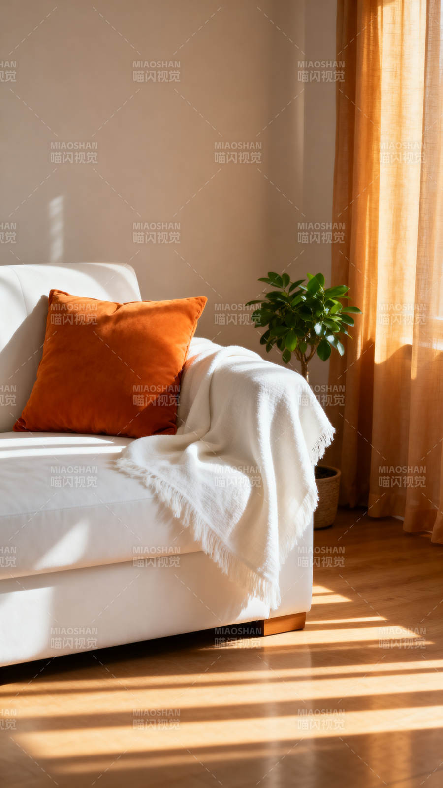 阳光洒落的温馨客厅图片