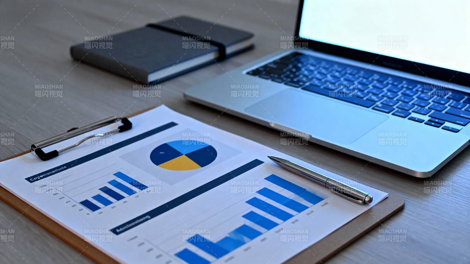 办公桌上的数据分析图片