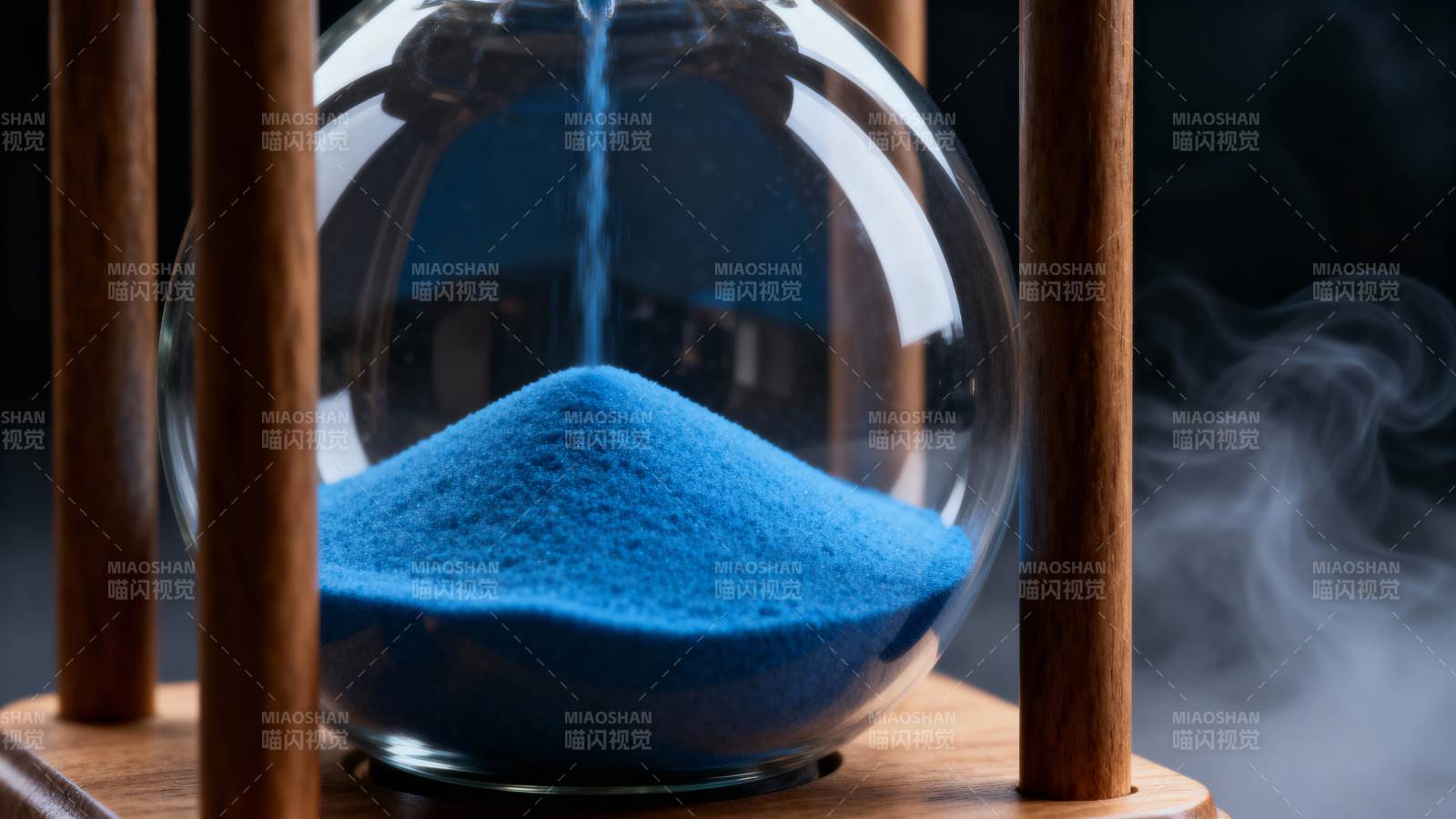 蓝色沙漏时光流逝图片