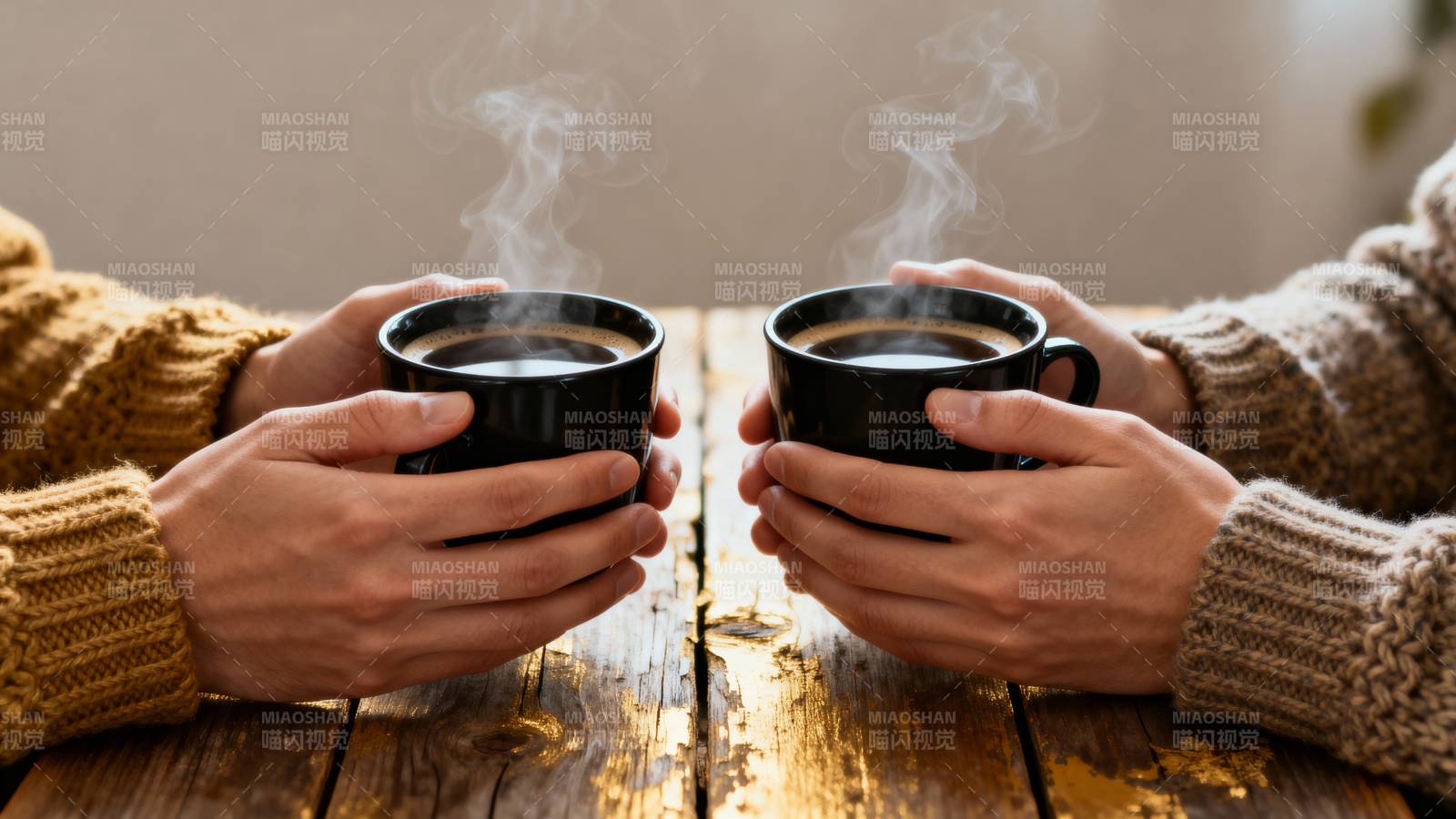 暖手捧热茶图片