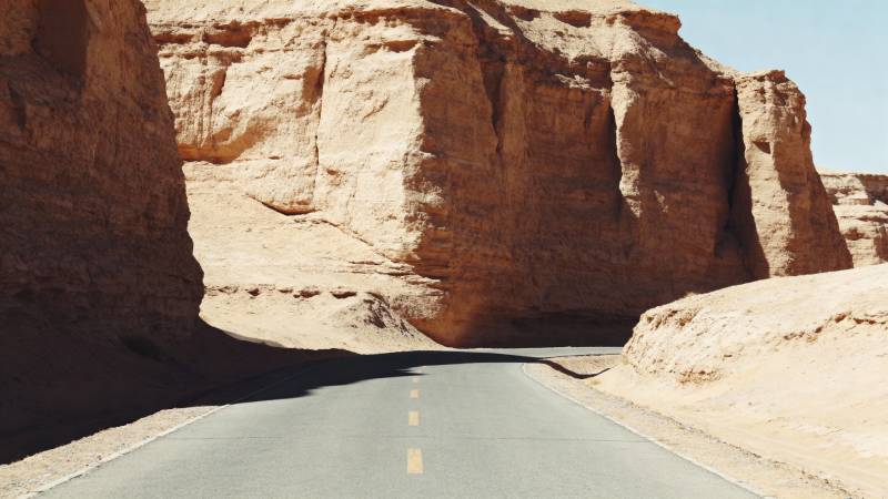 沙漠公路穿岩壁图片