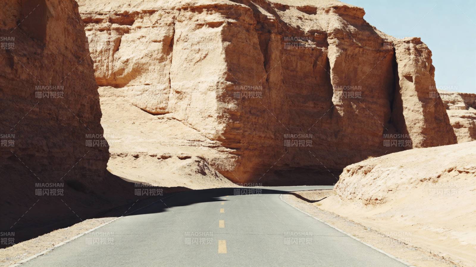 沙漠公路穿岩壁图片