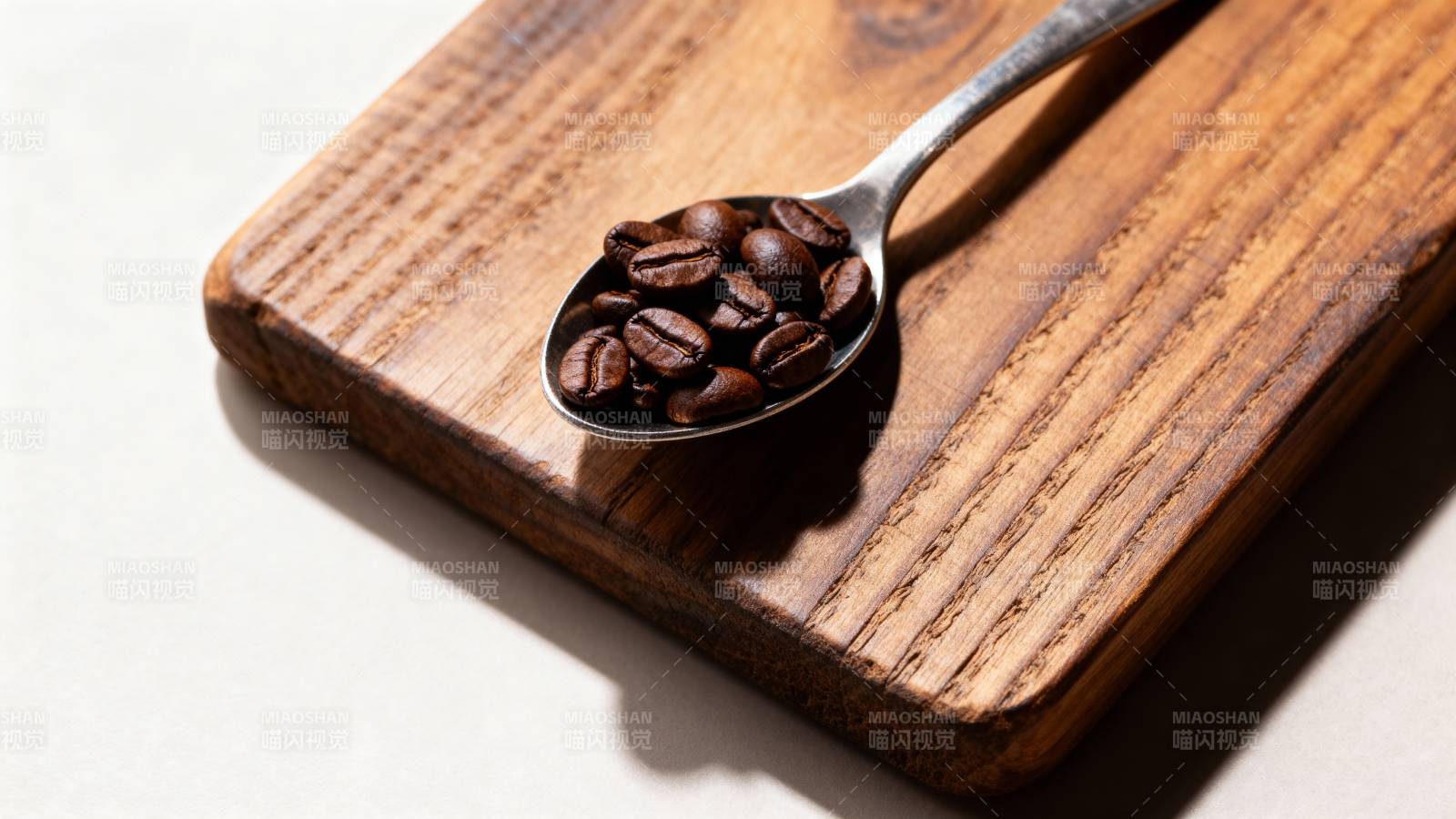 咖啡豆与木勺静物图片