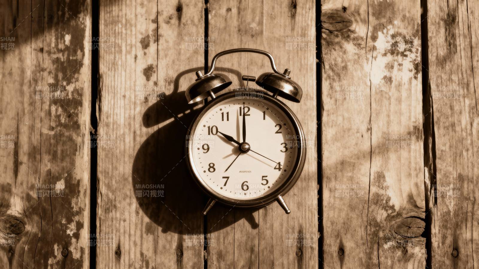 老式闹钟静置木板图片