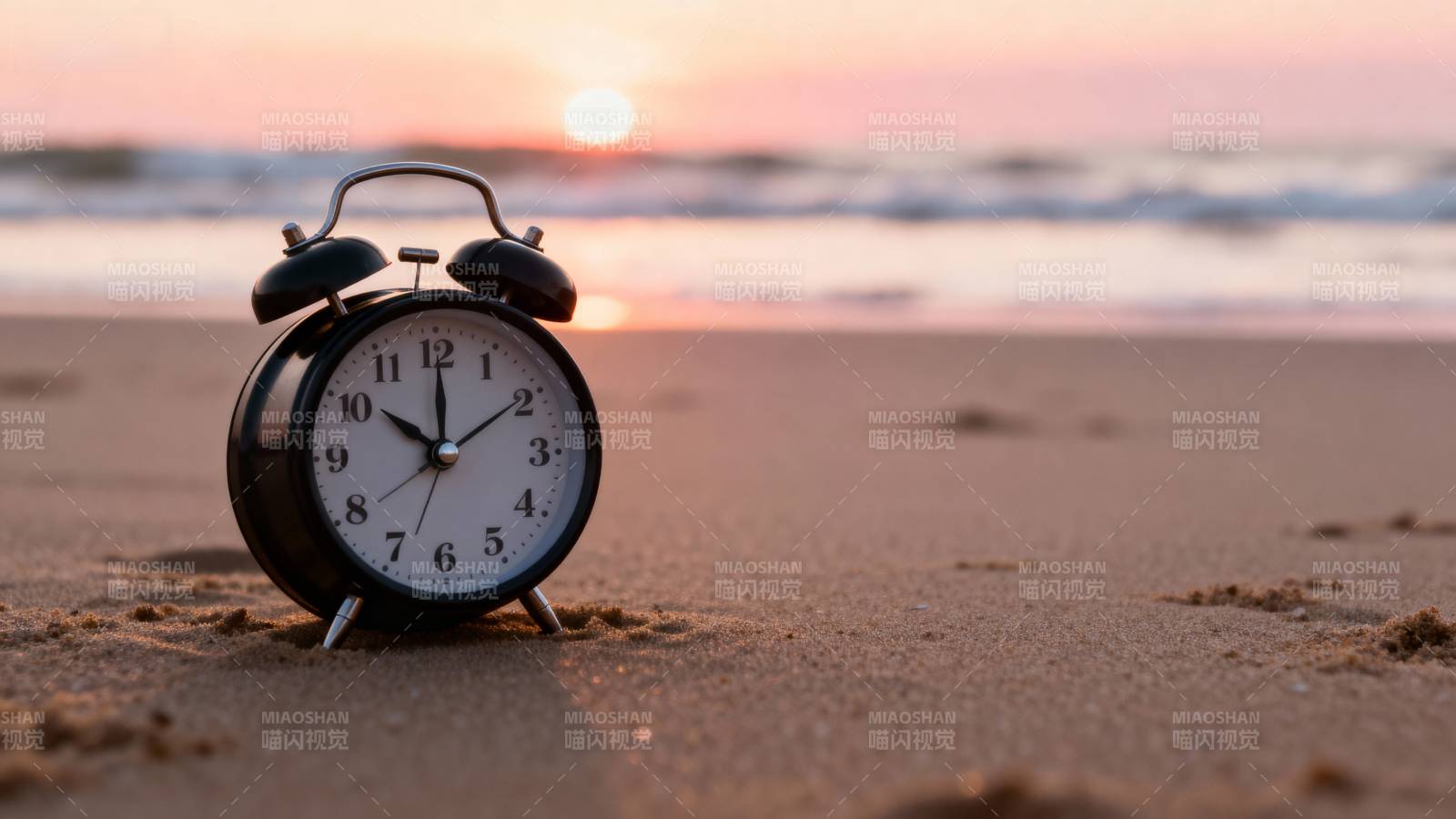 沙滩上的闹钟图片