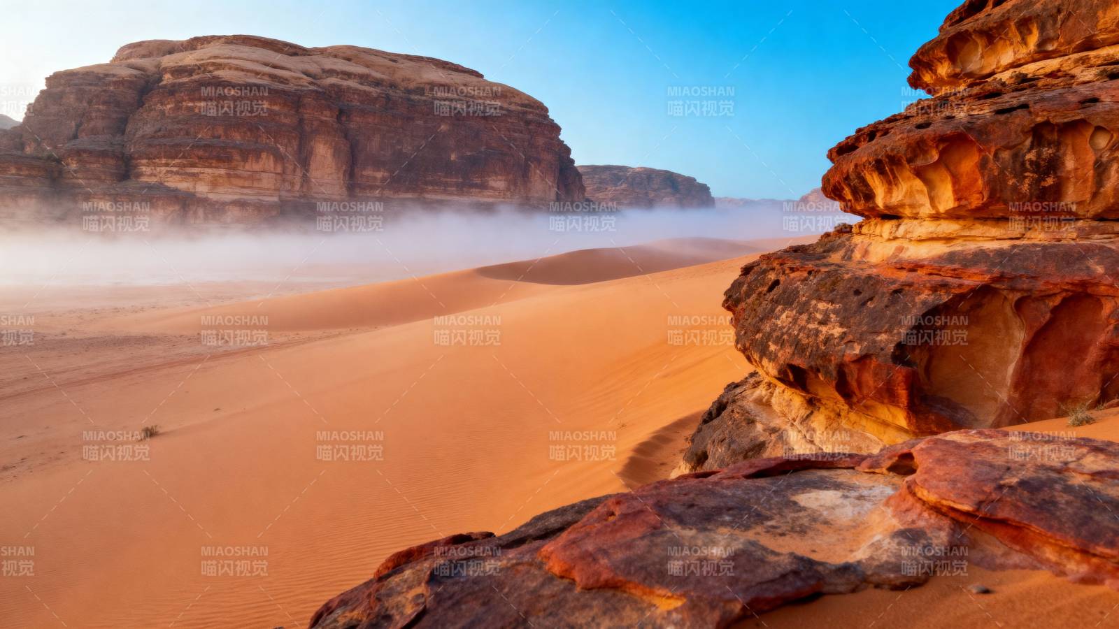 沙漠晨雾奇景图片