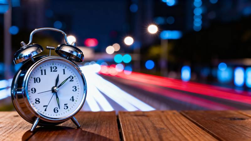 夜景中的闹钟图片