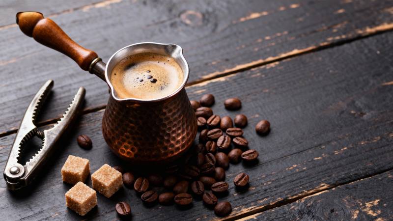 咖啡豆与铜壶静物图片