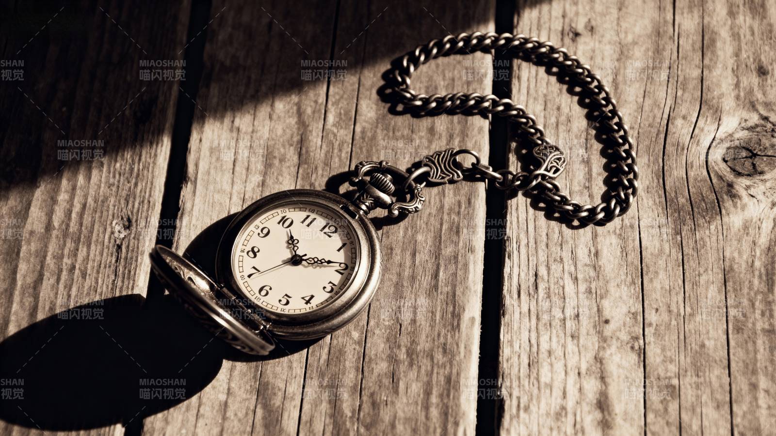 怀表静置木桌图片