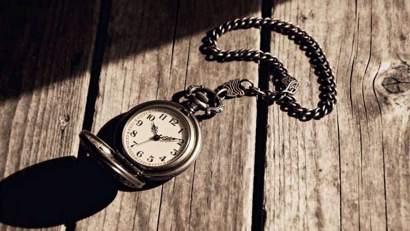 怀表静置木桌图片