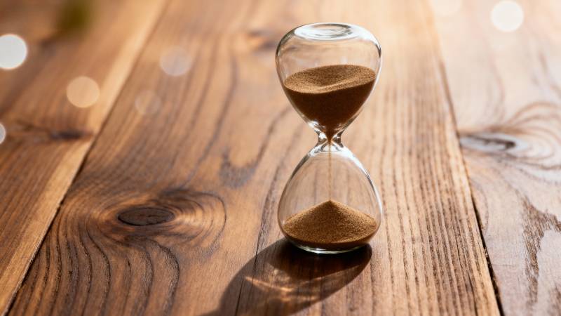 沙漏静置木桌图片