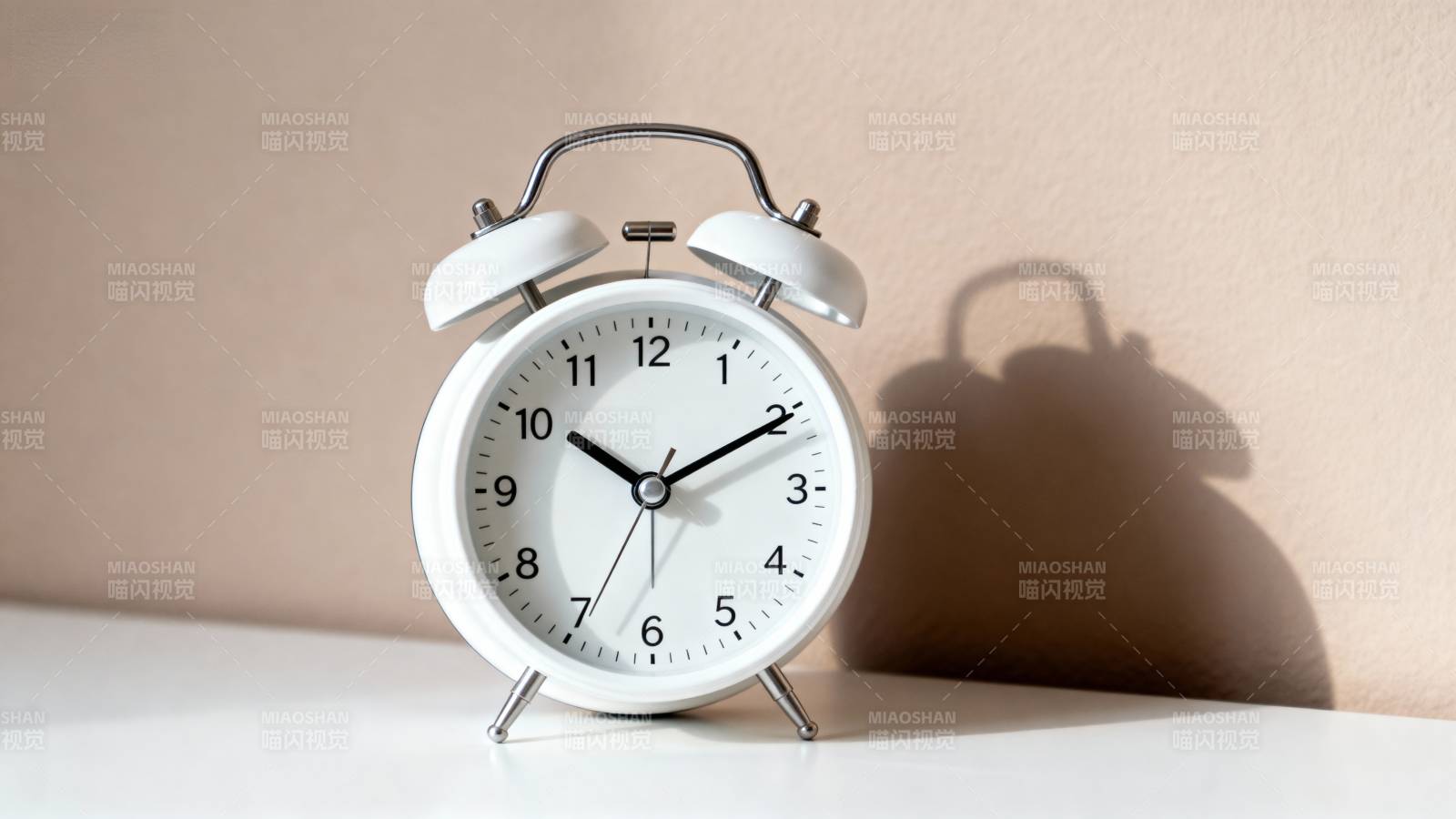 白色闹钟静置桌面图片