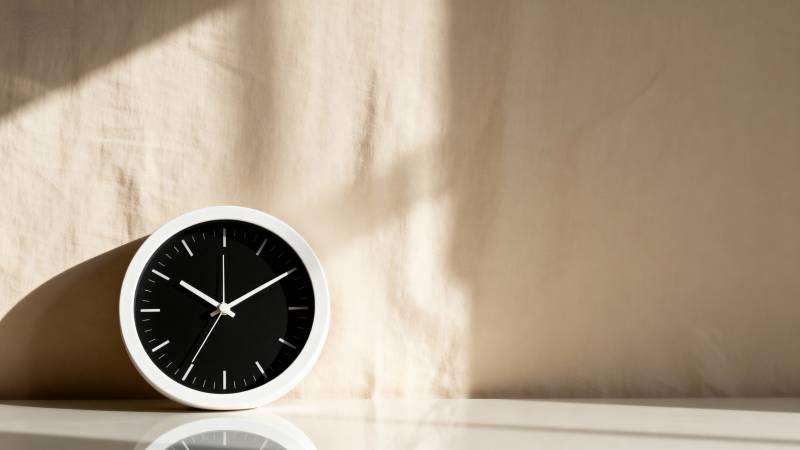 光影中的简约时钟图片