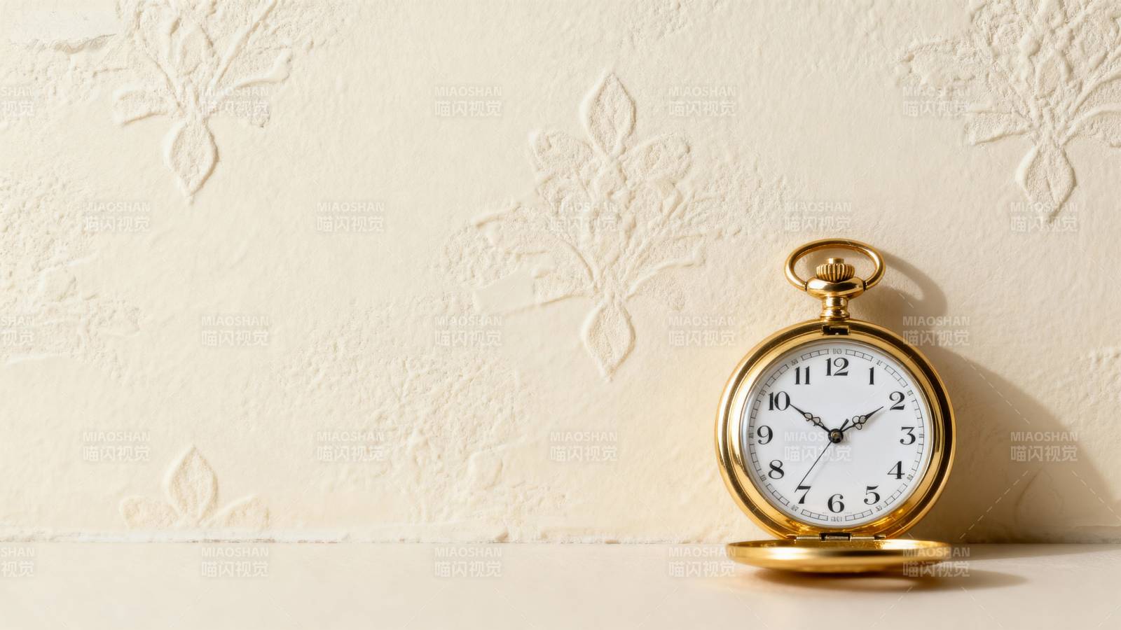 古董怀表静置墙边图片