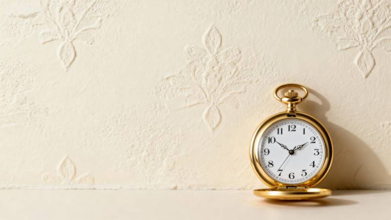 古董怀表静置墙边图片