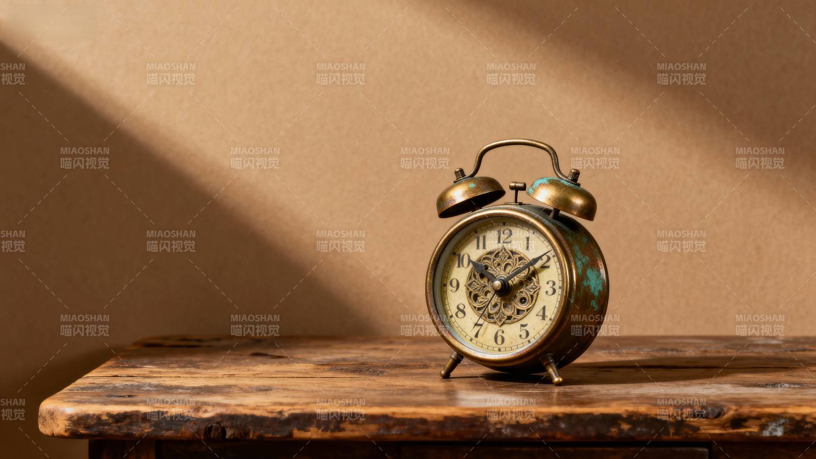 古钟静置木桌图片
