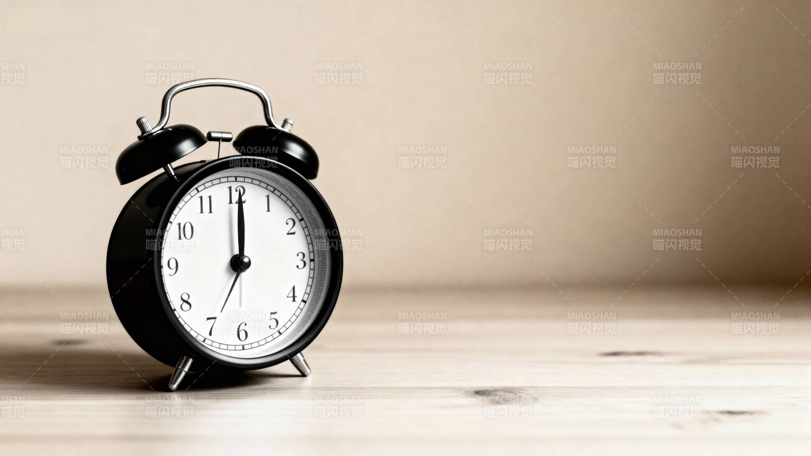 复古闹钟静置桌面图片