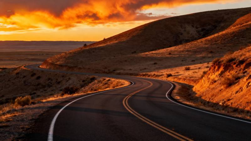 夕阳下的蜿蜒公路图片