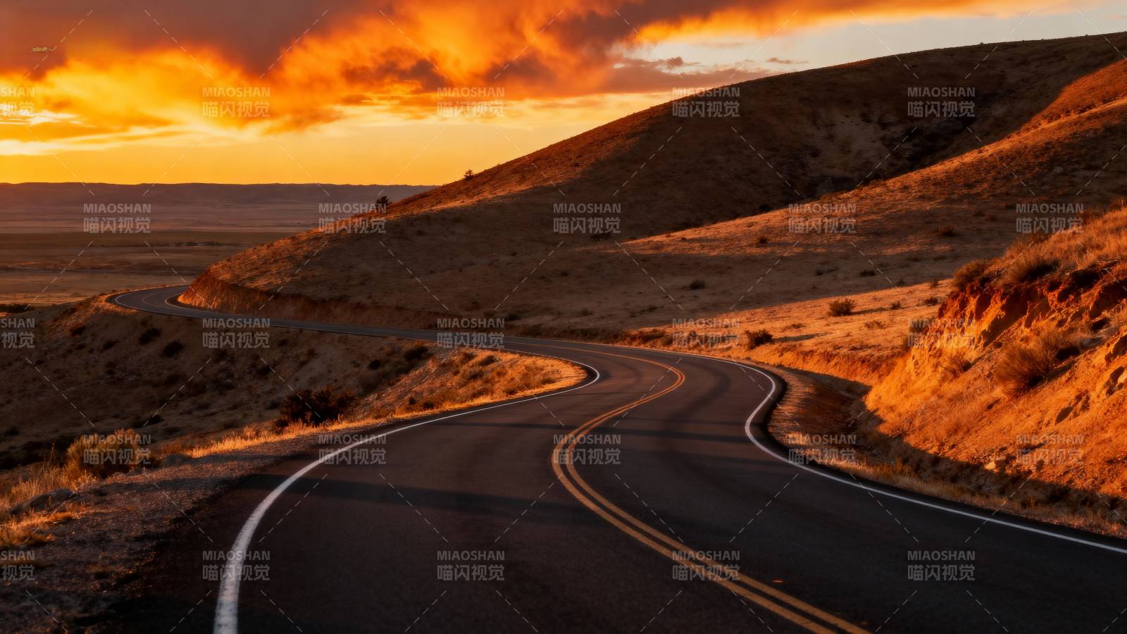 夕阳下的蜿蜒公路图片