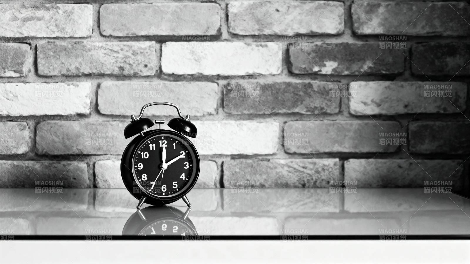 复古闹钟静置砖墙前图片