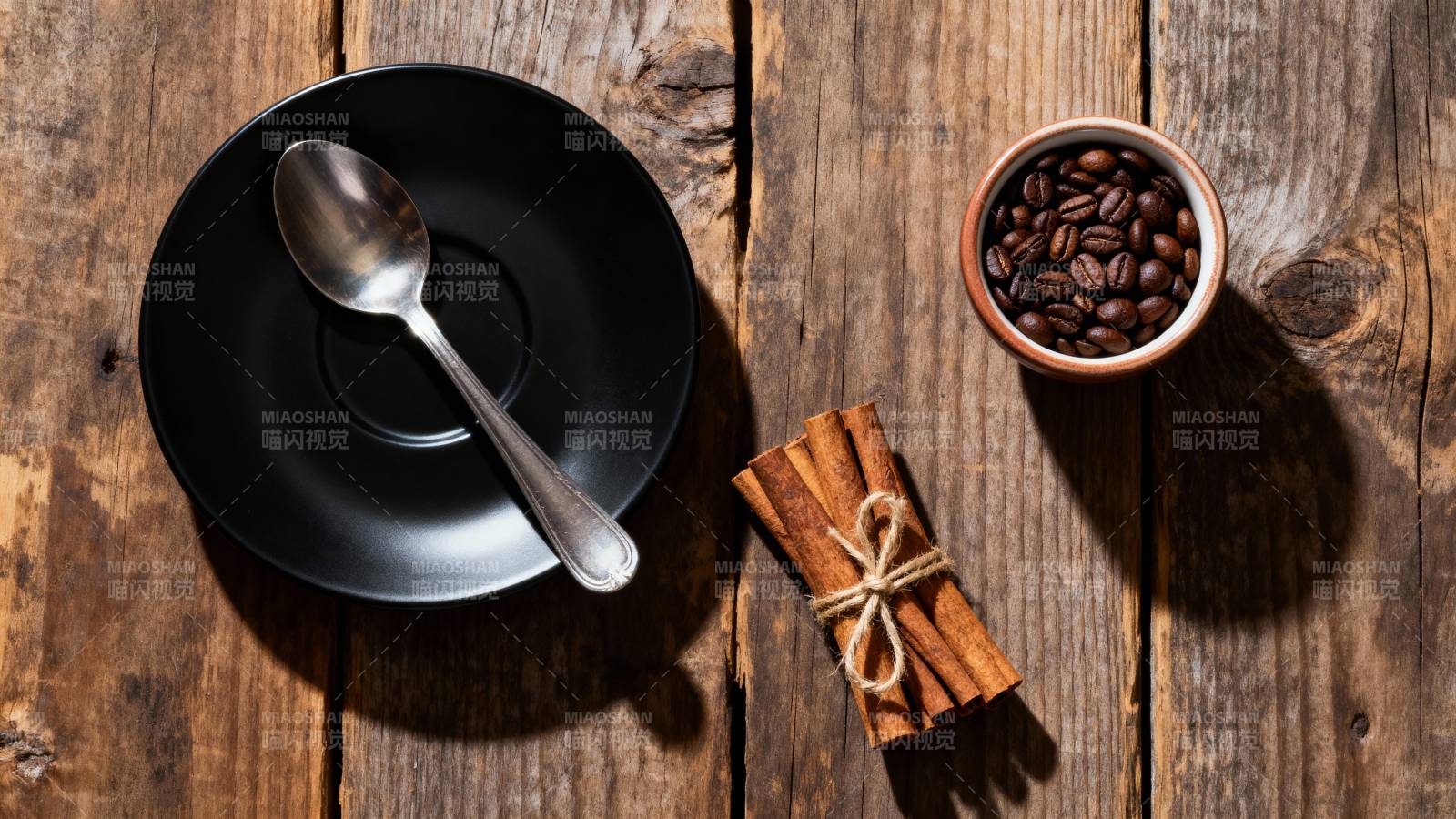 咖啡豆与肉桂香料图片