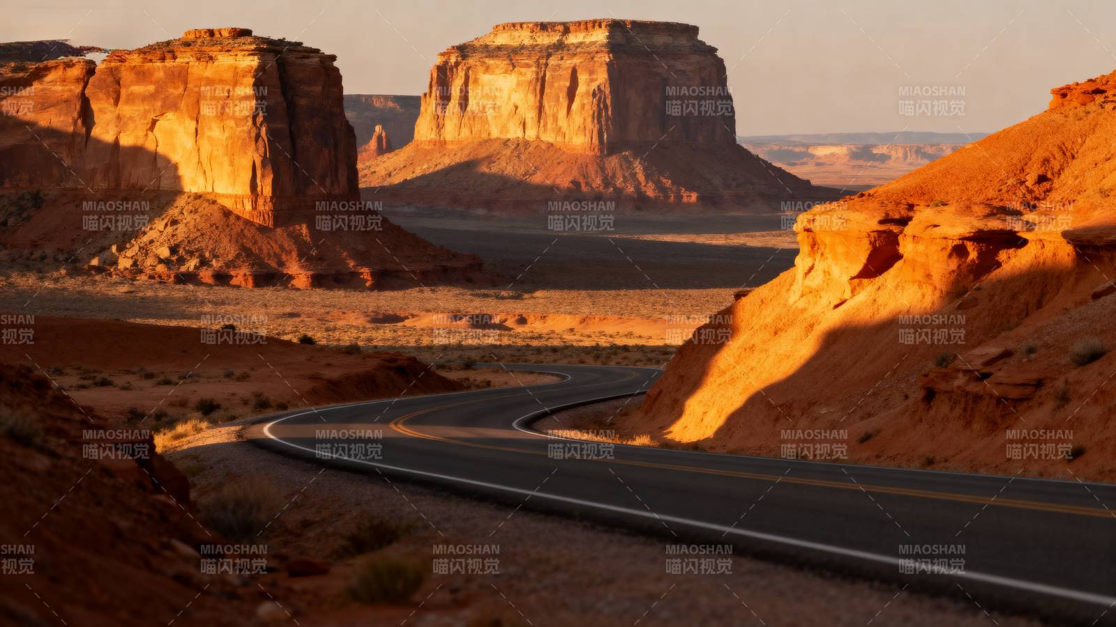 荒漠公路蜿蜒前行图片