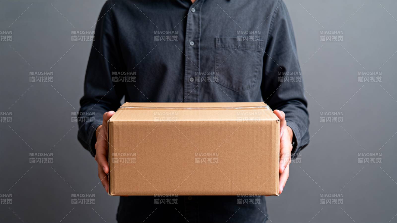 双手递送纸箱图片