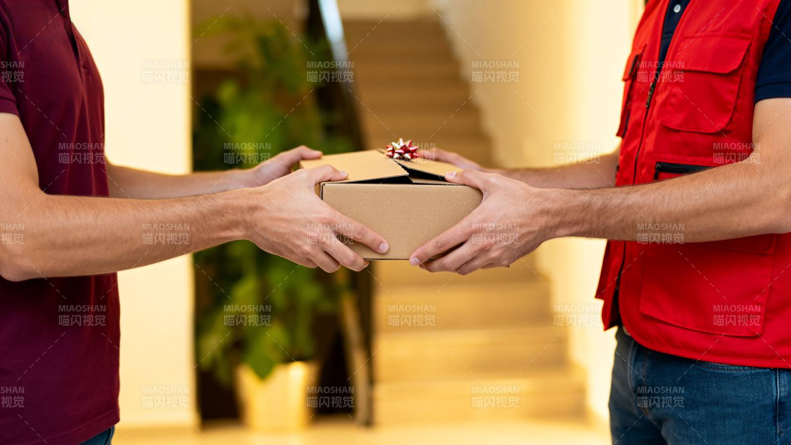 快递交接瞬间图片